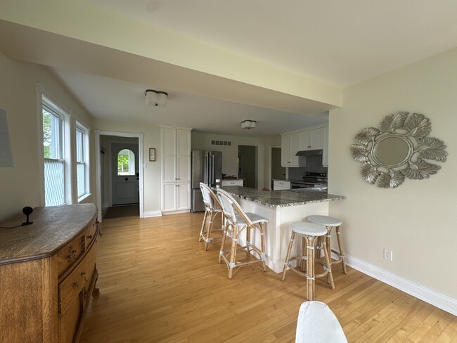 Building Photo - 8 Empress Dr
