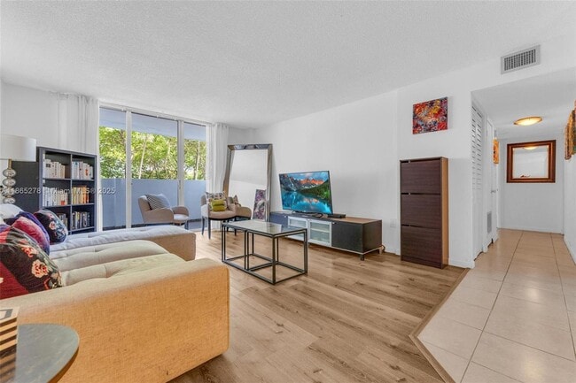 Foto del edificio - 2780 NE 183rd St