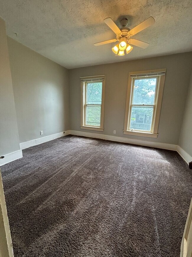 Foto del edificio - 3 bedroom, 1 bath apartment in Cedar Falls