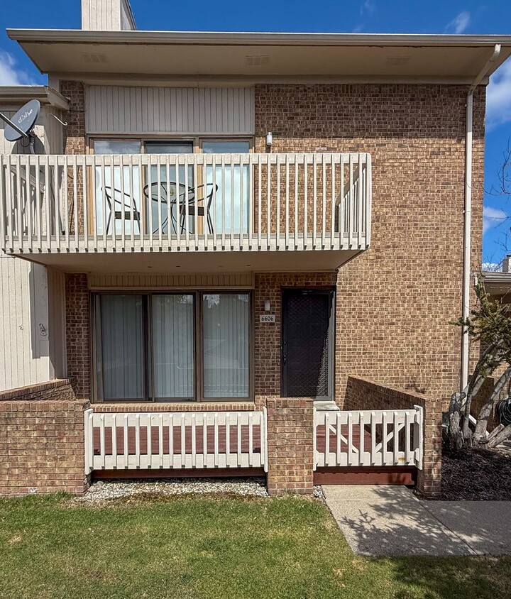 Primary Photo - MAPLE PLACE CONDOMINIUM