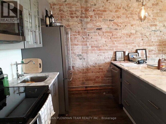 Photo du bâtiment - 8 Simcoe St N