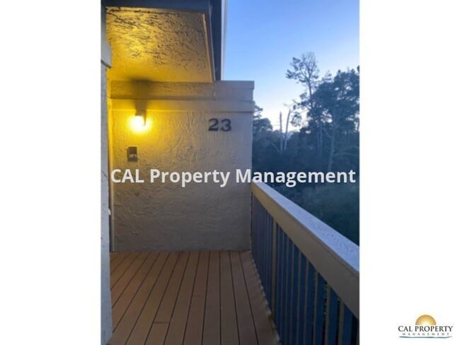 Building Photo - Stunning 2 Bed/2 Bath Condo Located in Mon...