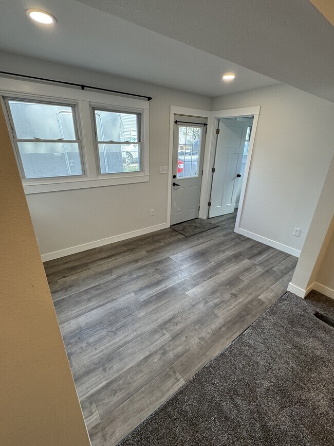 Building Photo - 914 Lakeside Ave