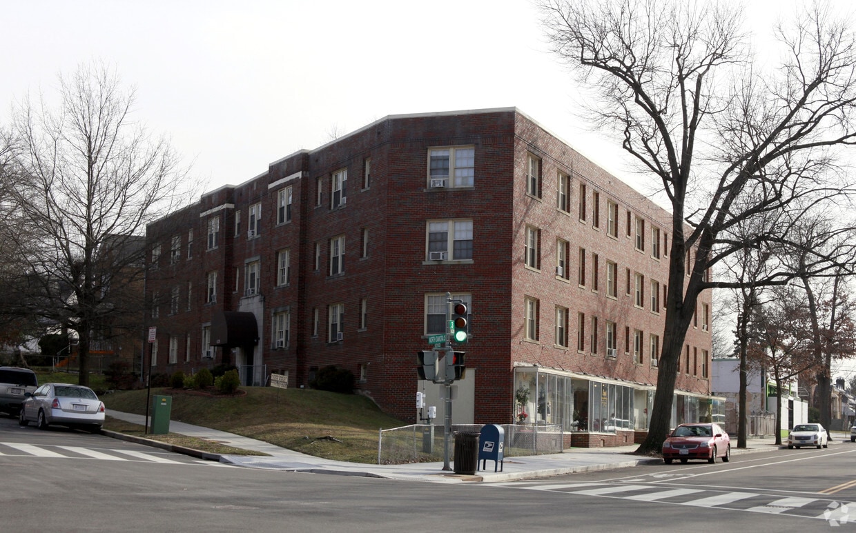 6228 N Dakokta Ave NW - 6228 N Dakota Ave NW