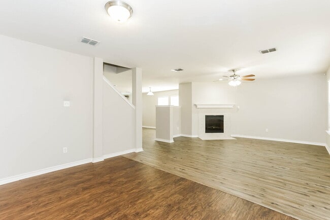 Building Photo - 7953 Meadow Spring Ln
