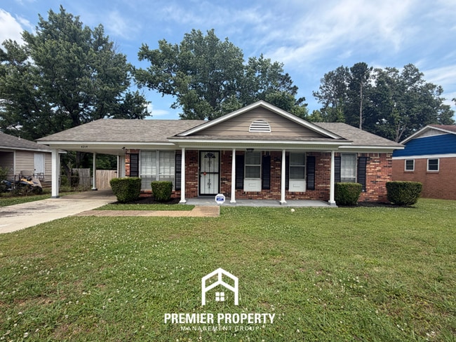 Charming 3BR/1.5BA in Raleigh | Hardwood Floors & Spacious Fenced Backyard - Charming 3BR/1.5BA in Raleigh | Hardwood Floors & Spacious Fenced Backyard House