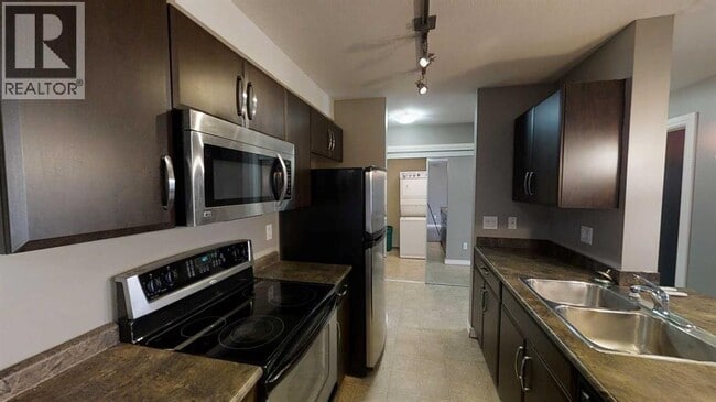 Photo du bâtiment - 9120-9196 96 Ave