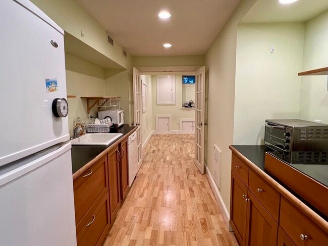 Building Photo - 31 Buckingham St