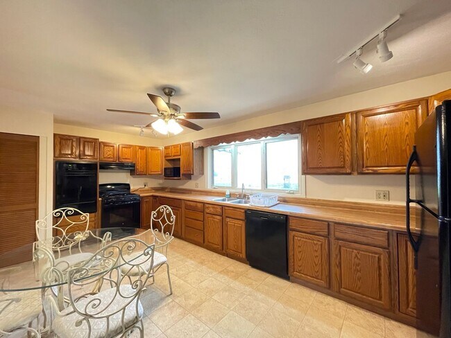 Foto del edificio - Large Furnished Rancher that Includes Lawn Maintenance and Bonus Room