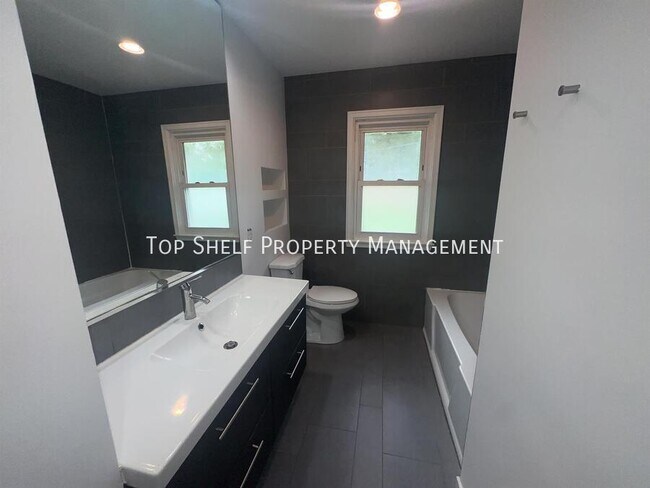 Foto del edificio - 3818 Crestwood Rd