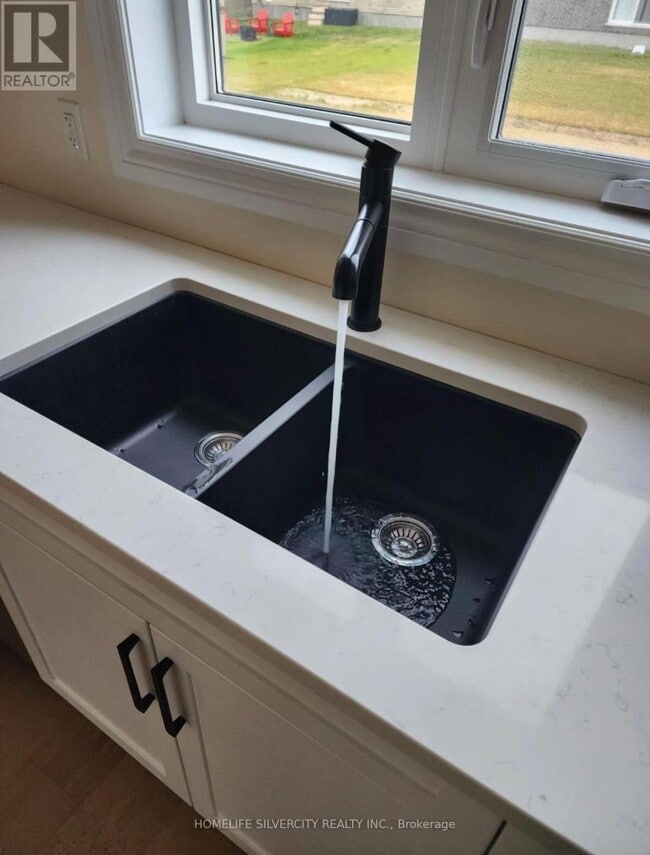 Building Photo - 89 Royal Cres