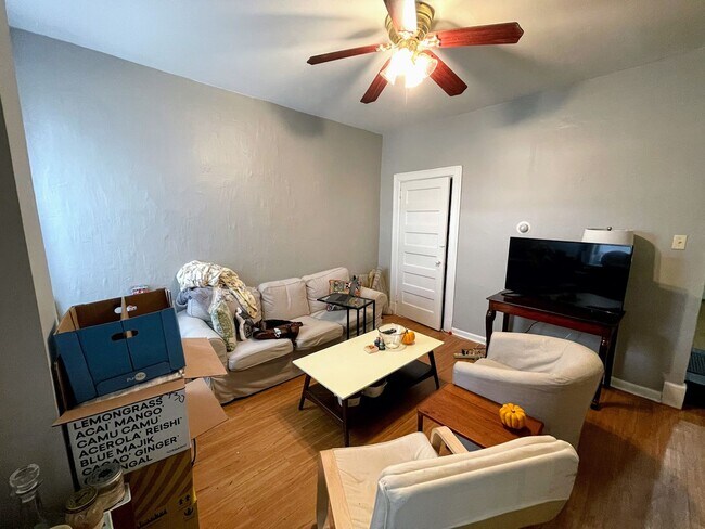 Foto del edificio - 3 bed 1 bath - recently updated, washer/dr...