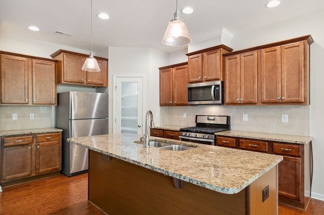 Building Photo - Stunning 3 bed/2.5 bath in Desirable Durha...