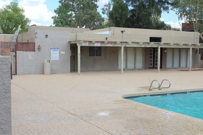 Building Photo - 2826 E Marconi Ave