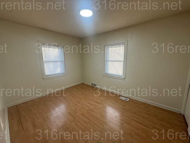 Building Photo - $1400 - 4 bedroom / 1 bathroom - Single Family Home