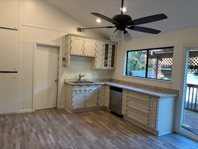 Foto del edificio - 10142 La Porte Rd