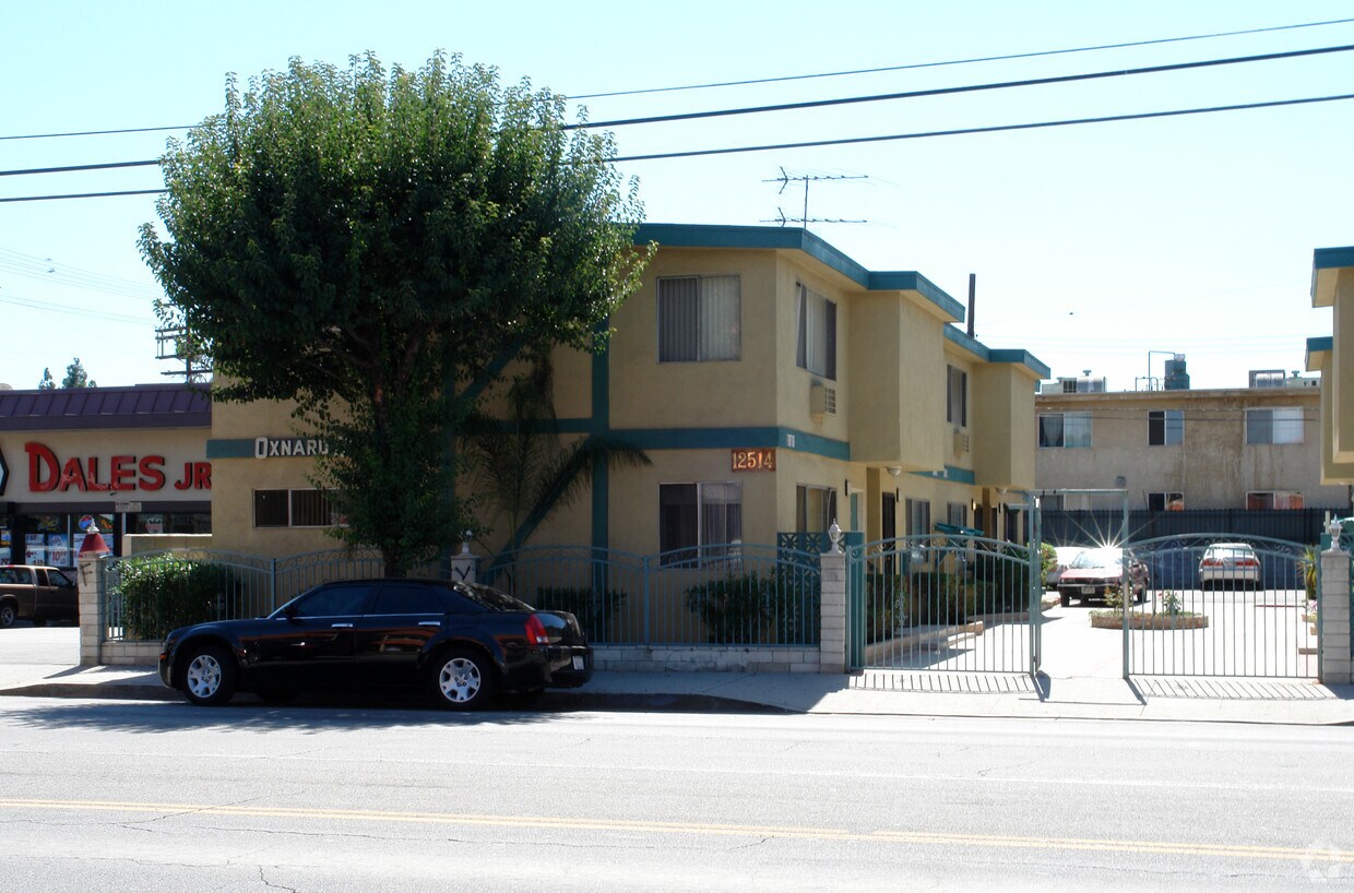 Oxnard Dunes Apartments in North Hollywood, CA