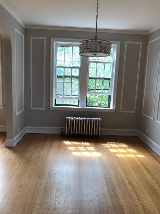 Building Photo - Bright and Sunny Unit ~ One Bed/One bath ~...
