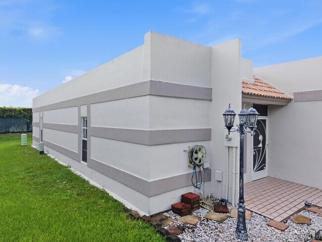 Foto del edificio - 9160 Fairbanks Ln