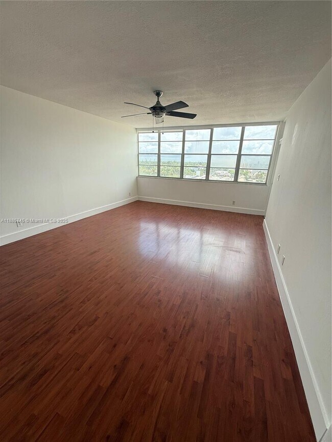 Foto del edificio - 2025 NE 164th St