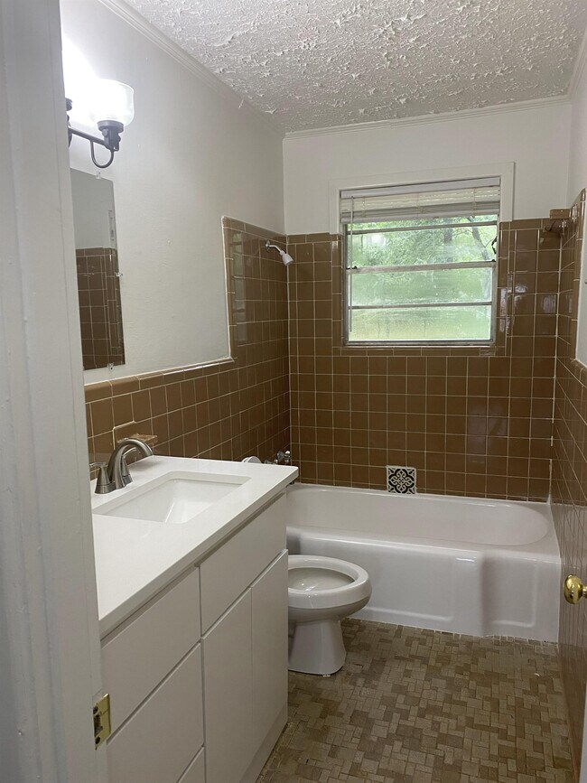 Building Photo - 2108 Independence St