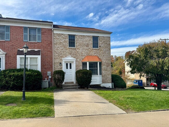 Building Photo - 3 bed/2.5 bath Townhouse near Med Center area SHORT TERM LEASE - Available NOW to May 1st 2026