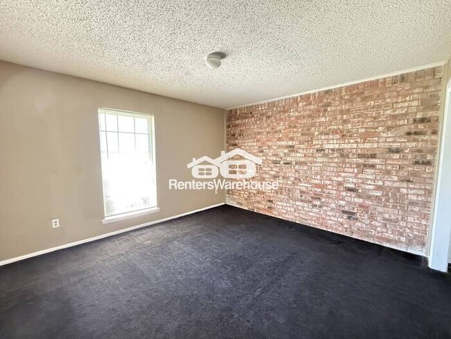 Building Photo - Duplex Ready for Move-in