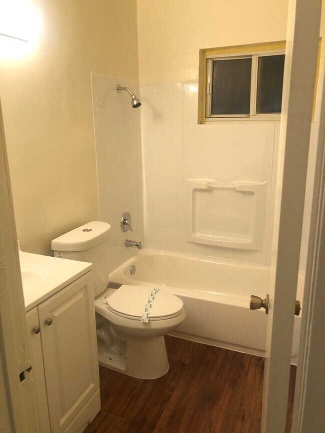 Foto del edificio - Cute 2 Bedroom + Storage room  in Ontario-...