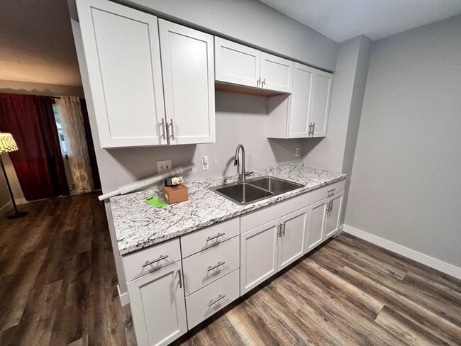 Building Photo - 3 Bedroom 1 Bathroom Rent Controlled Side ...