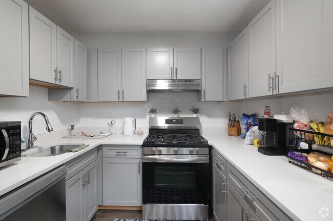 2 habitaciones, 1 baño - 850 pies cuadrados - Cocina - Malom Trust Apartments