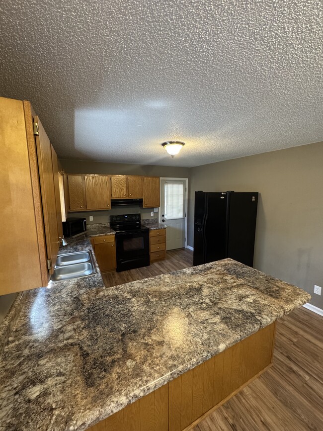 Building Photo - 1740 Shoreline Dr