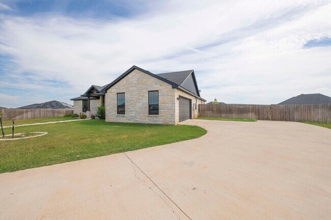 Building Photo - AVAILABLE NOW!