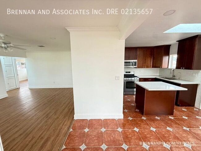 Building Photo - 2585 Deauville St