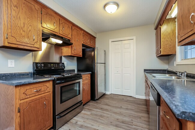 Building Photo - Charming 3 Bedroom with Fenced-In Backyard!