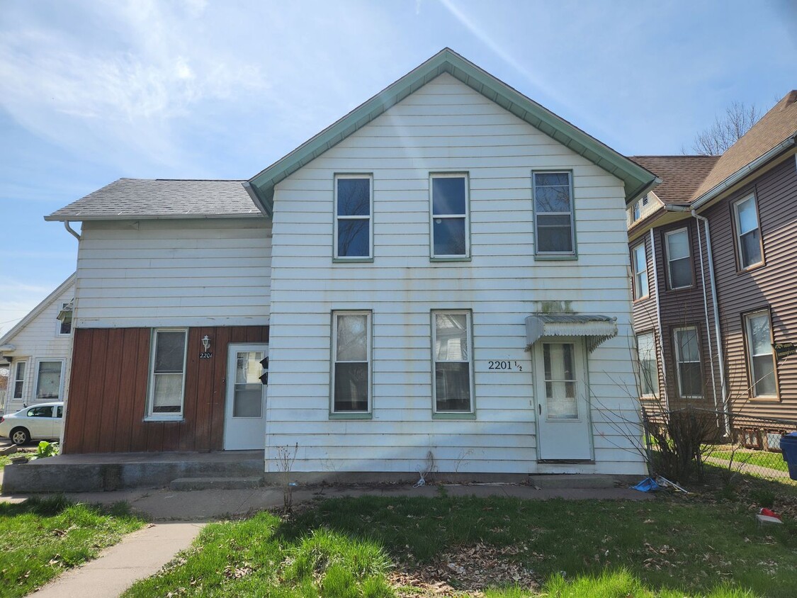 Foto principal - 2201 W 2nd St