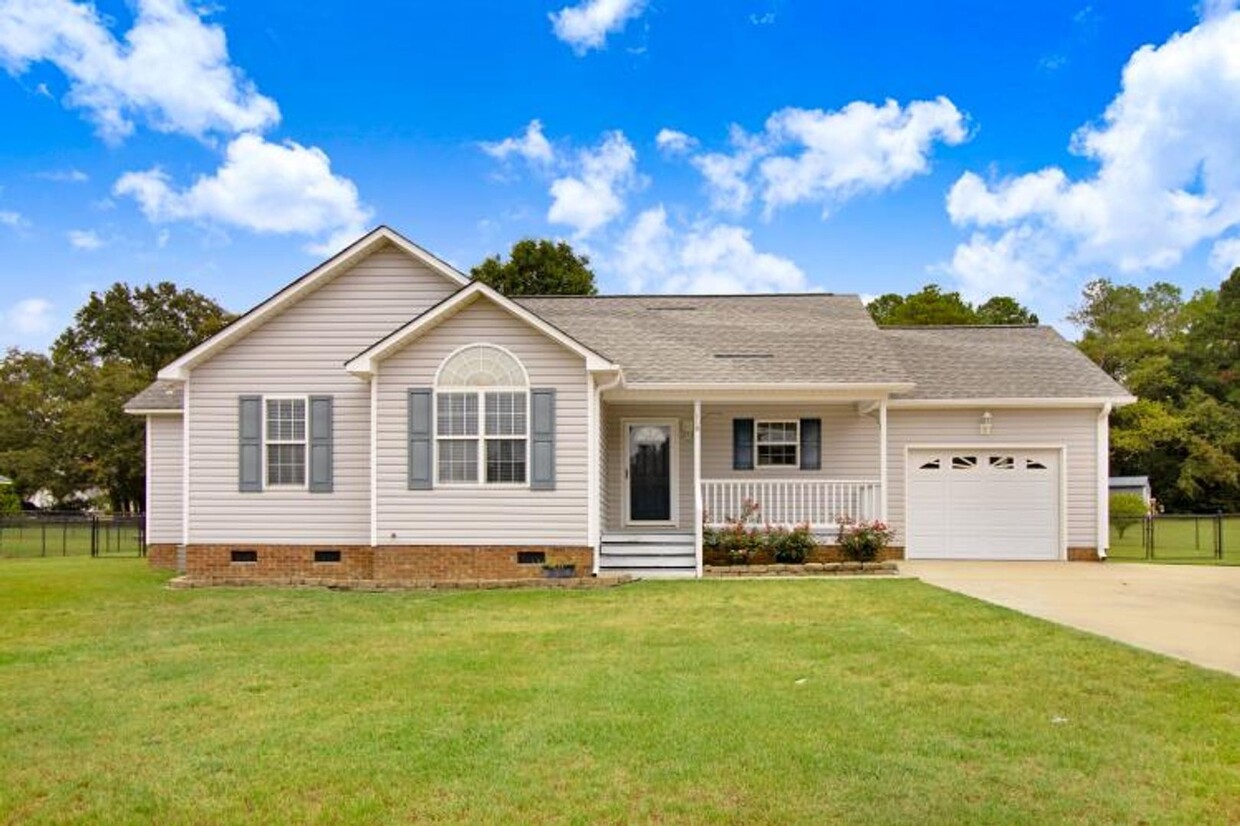 Foto principal - WONDERFUL 3 BR, 2 BA w/ attached garage *D...