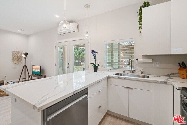 Building Photo - 5634 Ventura Canyon Ave