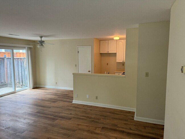 Foto del edificio - PARKLIKE SETTING ...CLEAN, AND FRESH, NEW REFRIGERATOR, NEW CLOSET DOORS...2 BEDROOMS/1 BATH IN G...