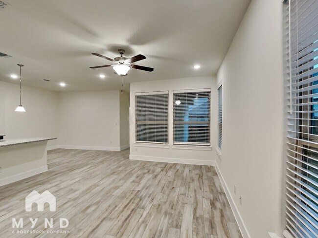 Building Photo - 407 Parkline Dr