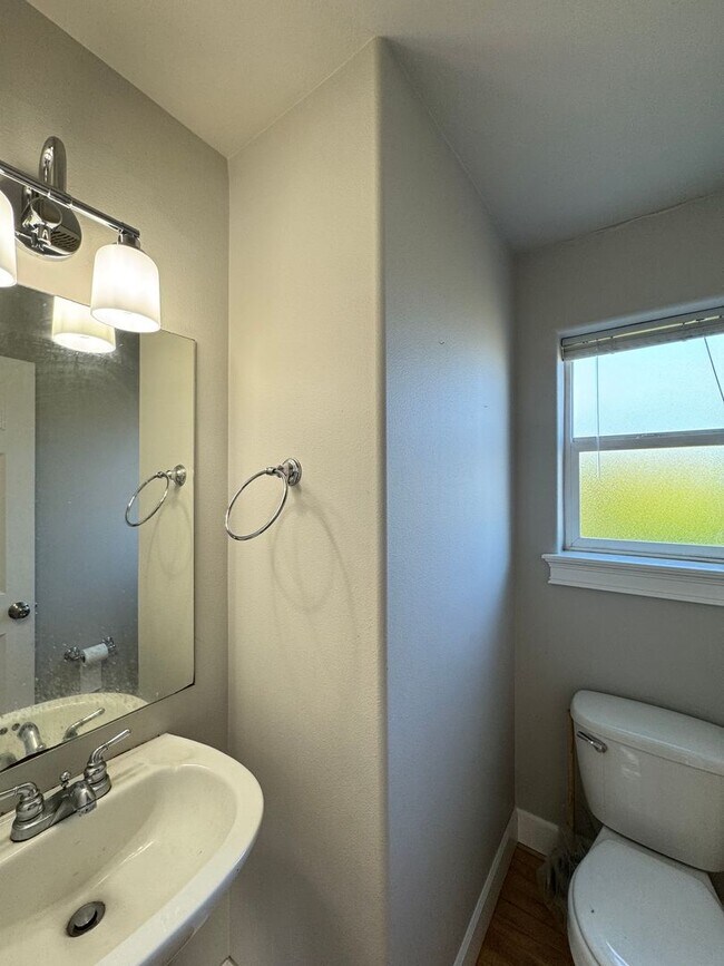 Building Photo - Spacious 5BR Queen Anne Townhome
