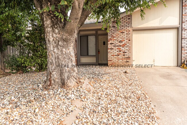 Foto del edificio - Charming 2 Bed 1 Bath Rancho Cordova Duplex!