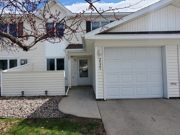 2525 S 40th St, Grand Forks, ND 58201 Townhome Rentals in Grand Forks