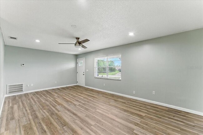 Foto del edificio - 3223 Buckland St