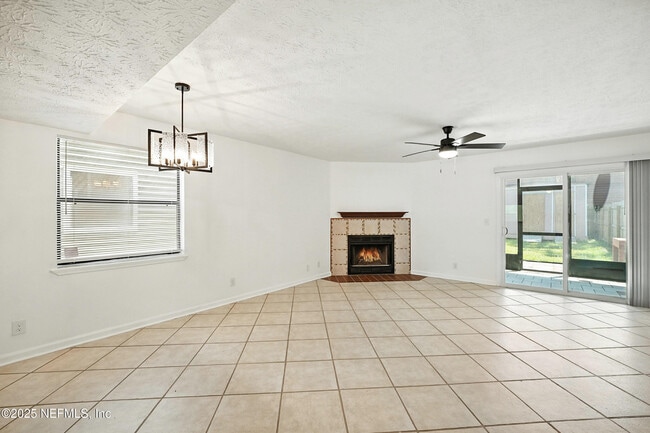 Building Photo - 1915 Main St