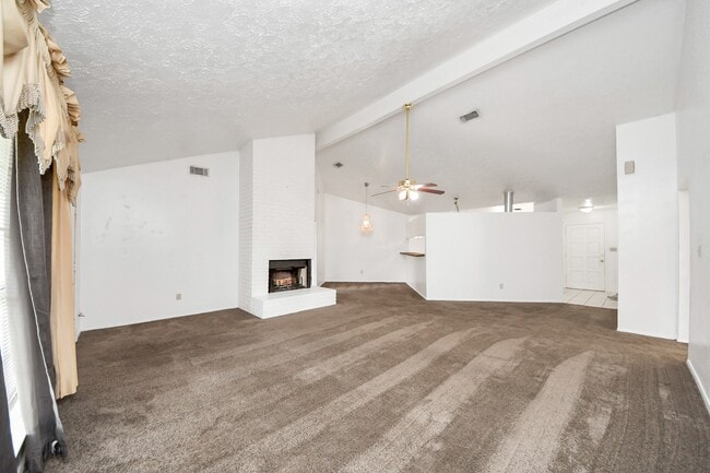 Building Photo - 13610 Piney Oaks Dr