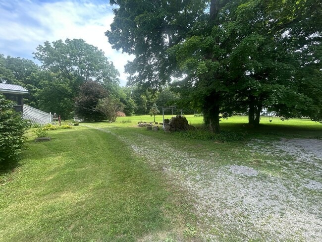 Building Photo - Charming 3 bedroom, 2.5 bathroom home loca...