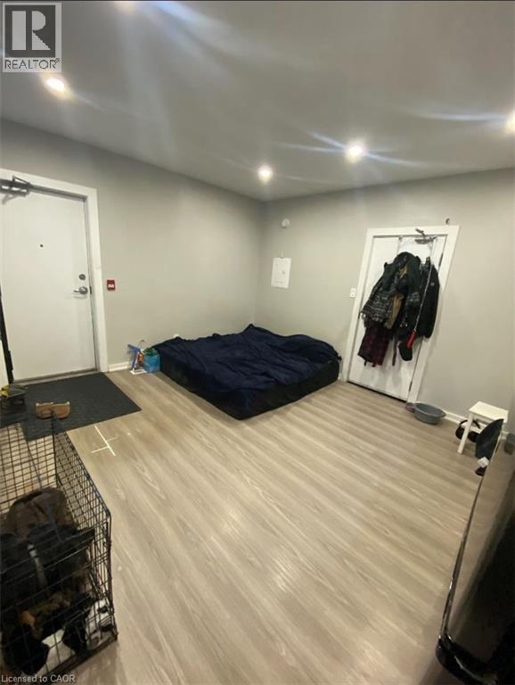 Photo du bâtiment - 72 Victoria Ave S