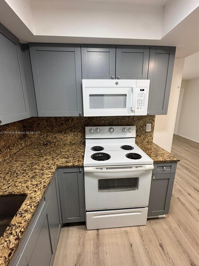 Foto del edificio - 8303 W Sample Rd