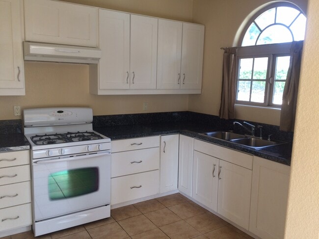 Kitchen - 652 S Hollenbeck Ave
