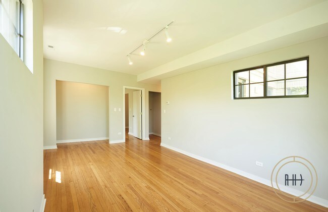 Building Photo - 3100 W Sunnyside Ave